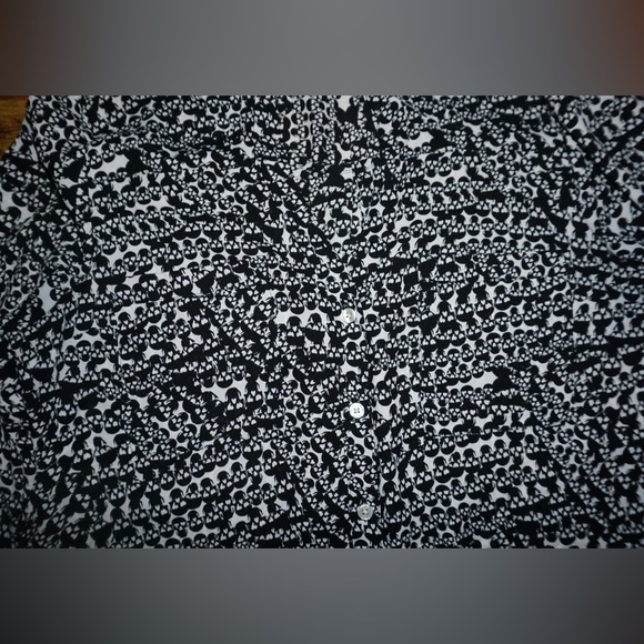 Express Black and White Skull Patterned Button-Up Shirt - Picture 5 of 6